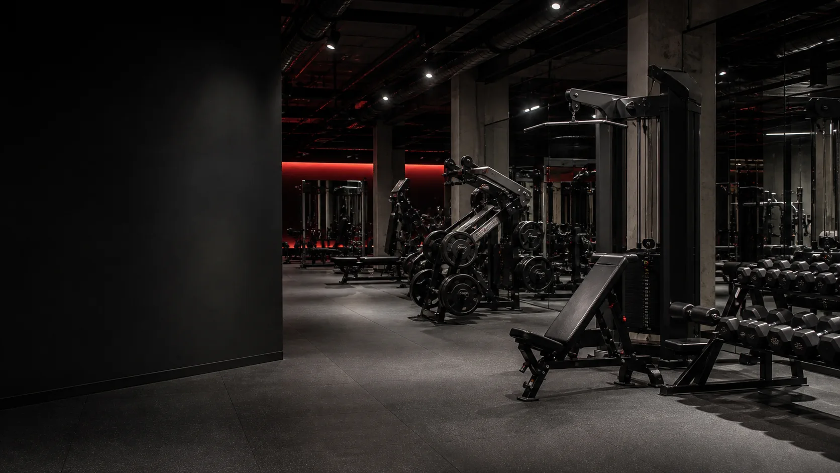 Maquinaria de gimnasio en un espacio industrial